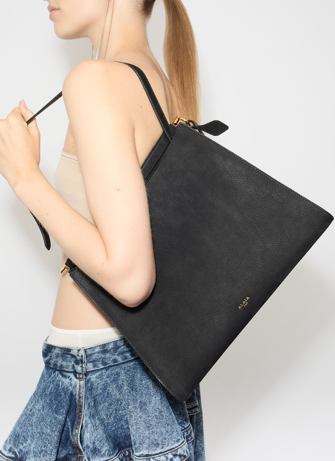 LE CLICK MEDIUM SQUARE BAG IN NUBUCK ALAÏA BLACK LE CLICK MEDIUM SQUARE BAG IN NUBUCK